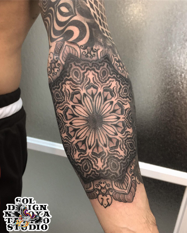 大須　タトゥー　トライバル